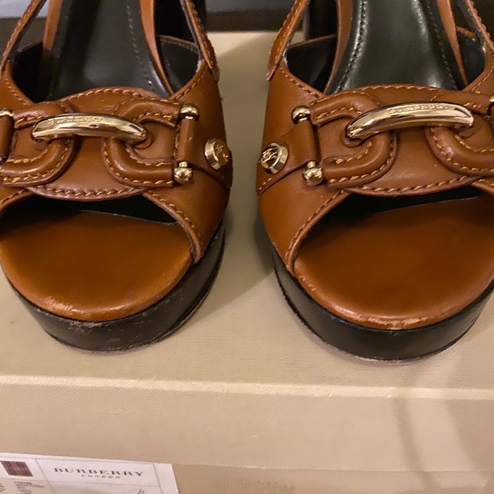 ❌❌SOLD❌❌Burberry Authentic Heels - Picture 4 of 11